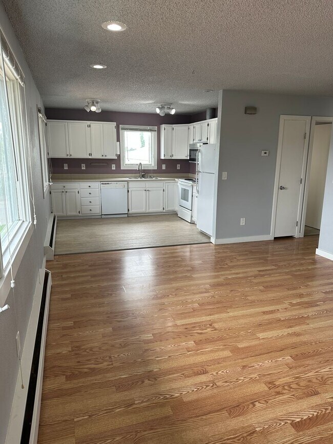 Building Photo - Heat Included! Heated Storage, 2 Bedroom/1...
