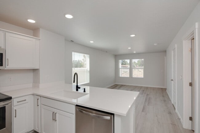 Building Photo - 2 Bedroom Cottage Now Available!