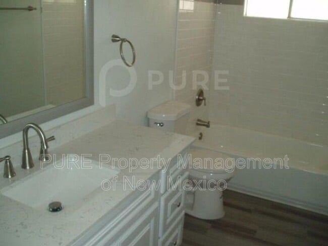 Building Photo - 6216 Leslie Pl NE