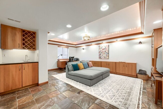 Building Photo - 2 BDR Gorgeous Updated Townhome with Huge Garden