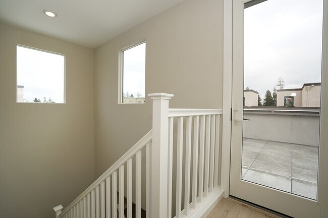 Building Photo - New Construction End Unit Luxury Townhome in Central Sunnyvale Location!