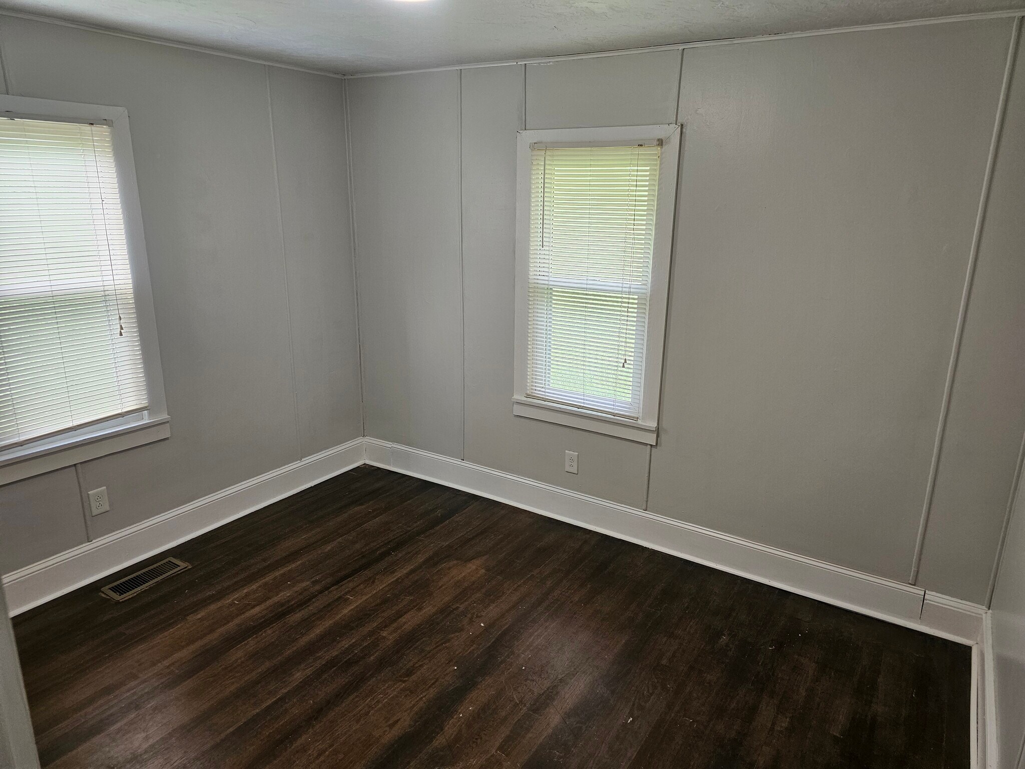 Building Photo - 1927 Lone Oak Rd