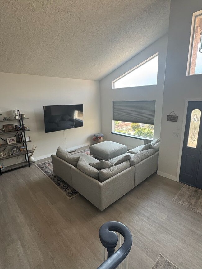 Building Photo - Fully Updated 3BR/2.5BA in Desirable Lampl...