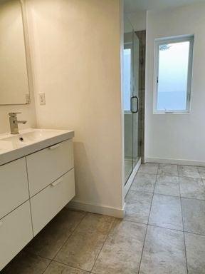 Building Photo - Keep $500! Modern Townhouse in South Park!