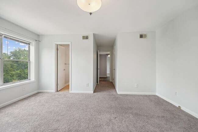 Building Photo - Beautiful 2-bedroom condo!