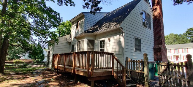 Building Photo - 3 bedroom home with fenced rear yard