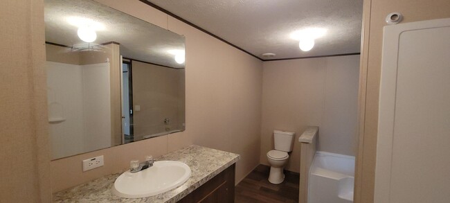 Building Photo - Very nice 3 bedroom/2 bath mobile home in ...