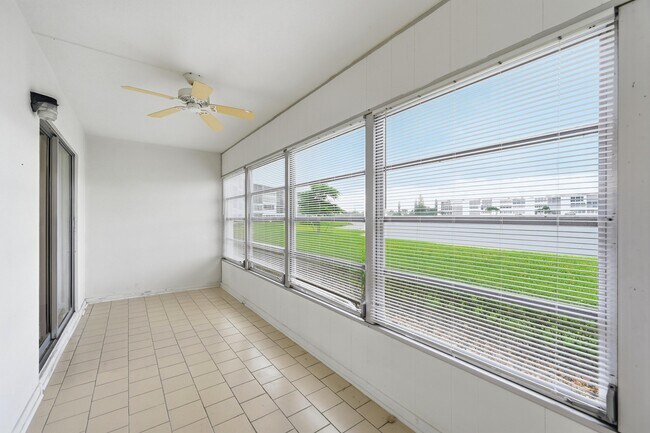 Building Photo - 1043 Cornwall C