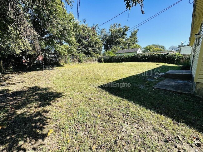 Building Photo - 2176 Vollintine Ave