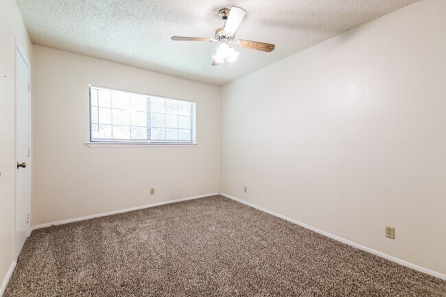 Building Photo - Charming 2BR/1BA Sherman Townhome with Private Fenced Backyard – Move-In Ready