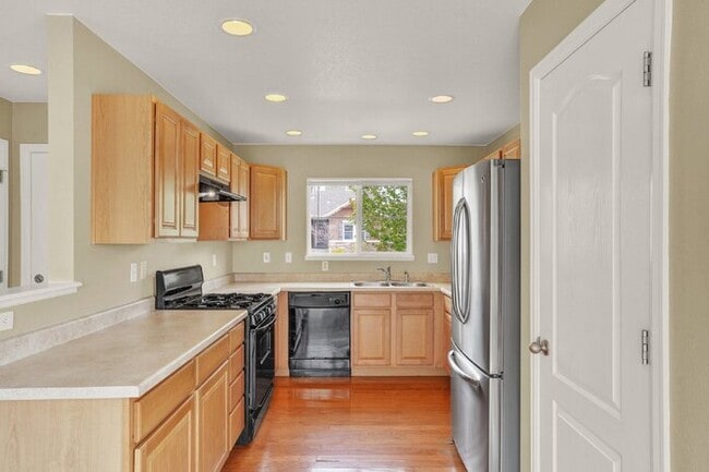 Building Photo - Low-Maintenance Northgate Home with Loft, Fireplace, and Mountain Views