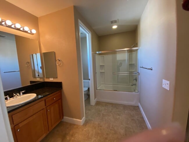 Building Photo - Beautiful Condominum Across From Great Pub...