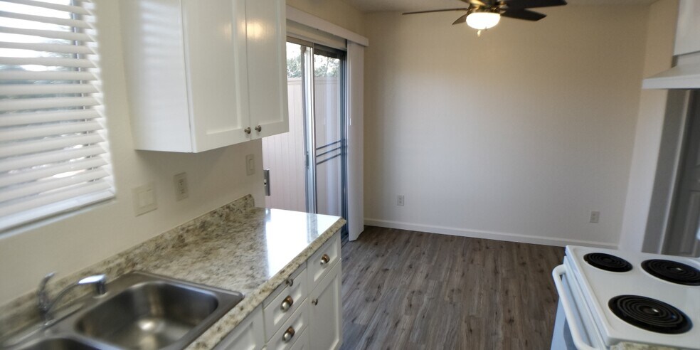 Building Photo - 1671 Bramble Pl