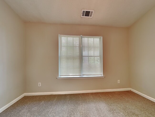 Building Photo - Move-in Special!