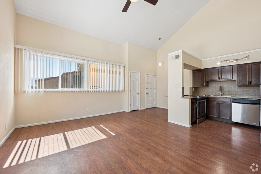 Vaulted Ceiling, 2BR, 2BA - 872SF - Dining Room - Sandia Shadows