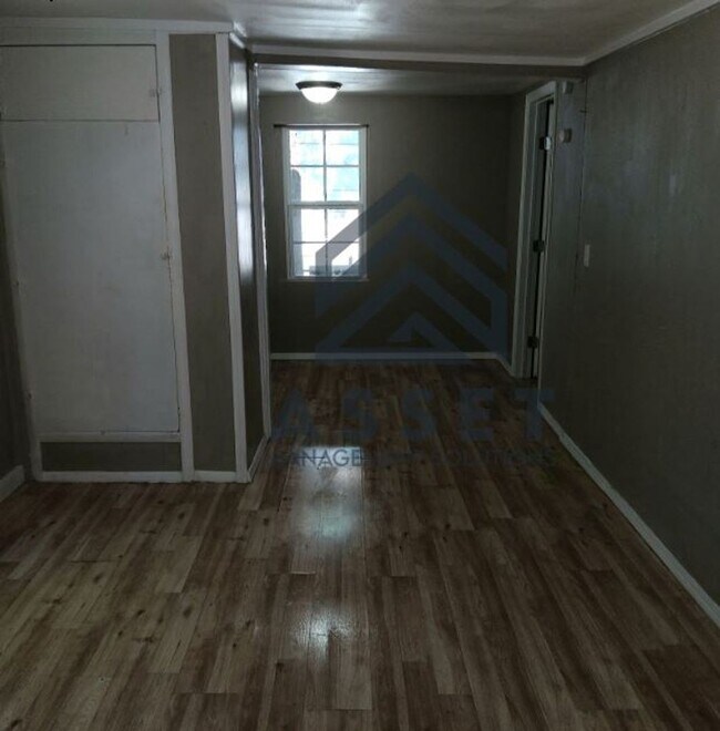 Building Photo - 1323 S Blackwelder Ave