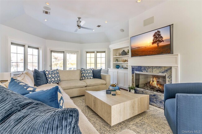 Building Photo - 695 Sound Dr