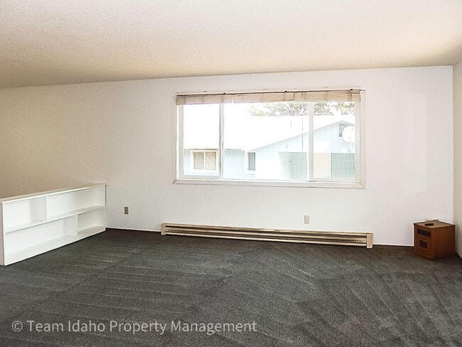 Building Photo - 443/445 N. Van Buren
