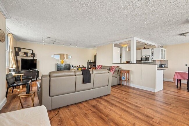 Building Photo - 6040 BLVD E