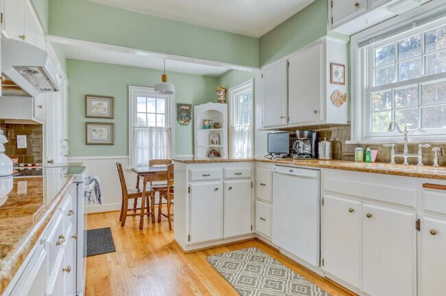 Building Photo - 6309 NE Broadway