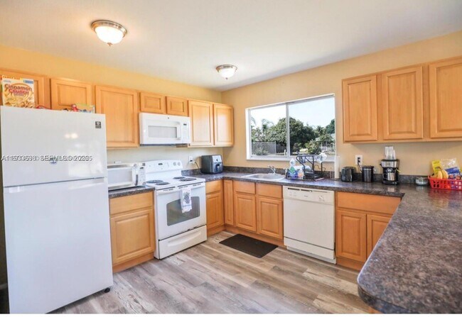 Building Photo - 250 SW Homeland Rd