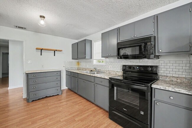 Building Photo - 3 Bed 2 Bath Home with Great Outdoor Space!