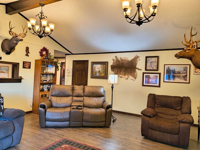 Building Photo - Spacious 4 bed, 2.5 bath with HEATED POOL ...