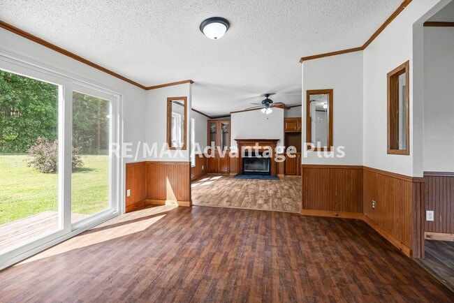 Building Photo - Spacious 4 bedroom home in private setting
