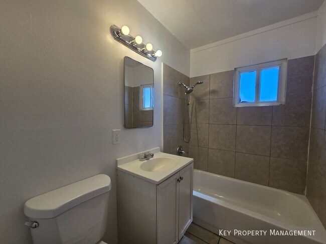 Building Photo - 1904 Rexford Dr