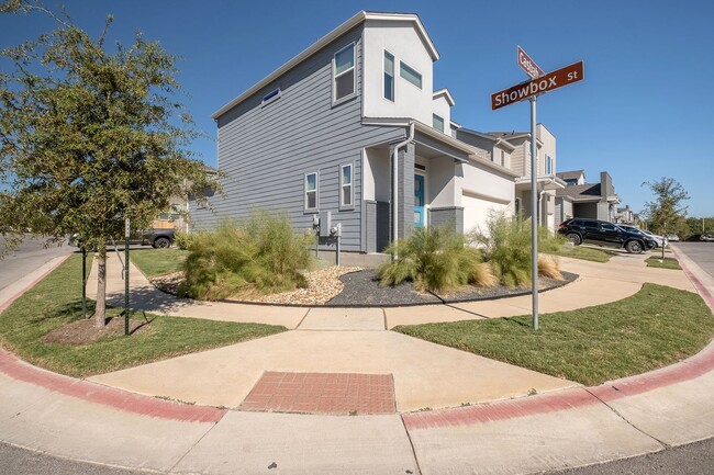 Building Photo - Phenomenal 3 Bedroom, 2.5 Bath, 2-Story Ho...