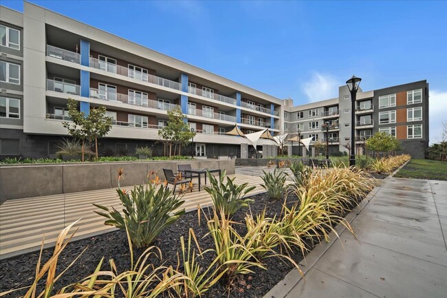 Building Photo - 5933 Sunstone Dr