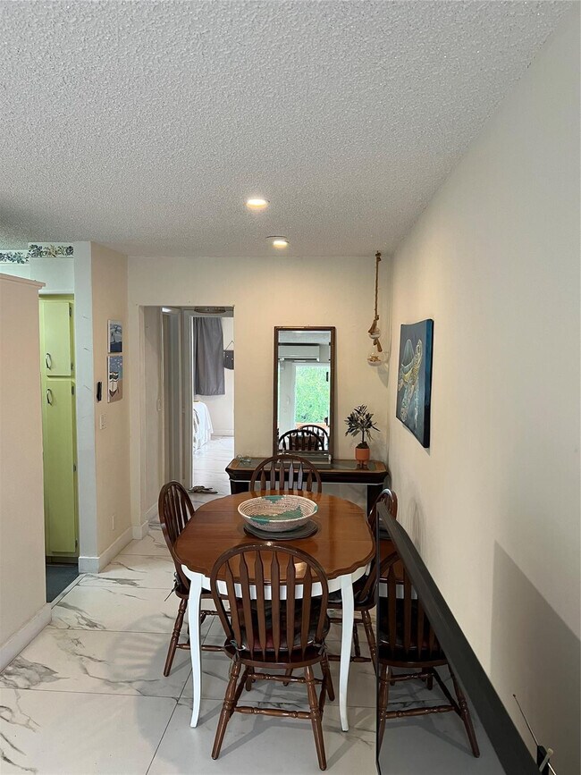 Building Photo - 900 SW 10th Terrace