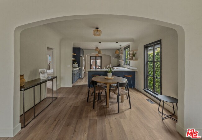 Building Photo - 8822 Rosewood Ave