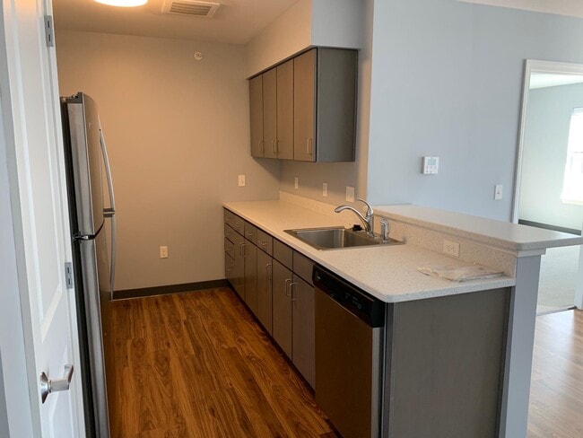 Building Photo - 10 E Ridge Dr