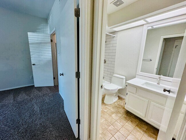 Building Photo - Charming 2 Bed 2 Bath Condo with Nature Vi...