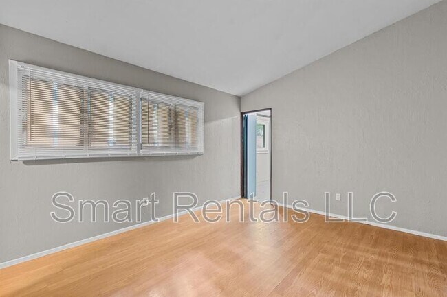 Building Photo - 12 Country Ln