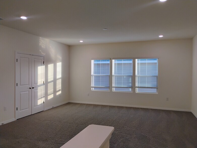 Building Photo - 5191 SW 52nd Dr