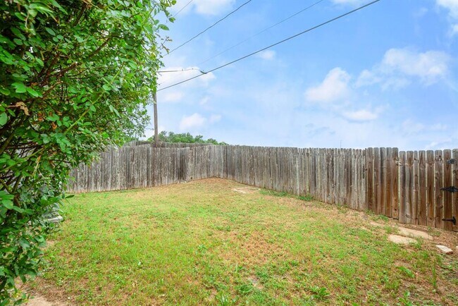 Building Photo - 2624 Gwendolyn Ln