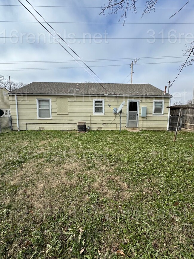 Building Photo - 2 Bed 1 bath house with attached garage in El Dorado!