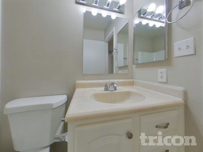 Building Photo - 1824 W Cheyenne Dr