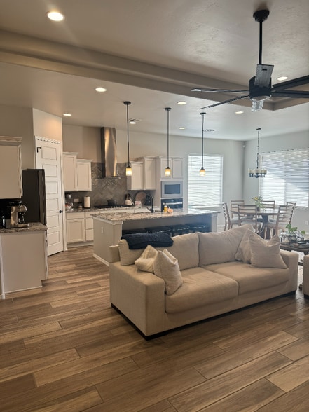 Building Photo - 704 Amatista Lp SE