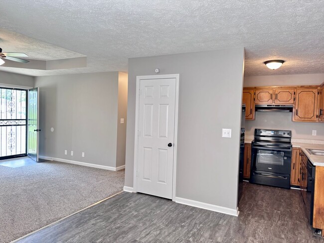 Building Photo - 357 Treeland Dr
