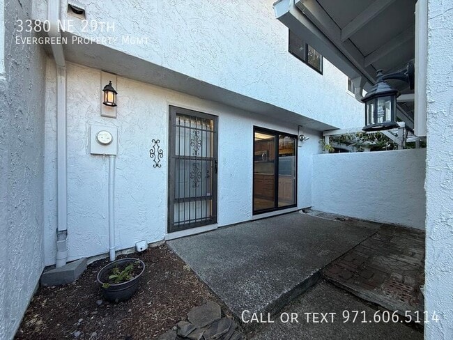 Building Photo - 3380 NE 29th St