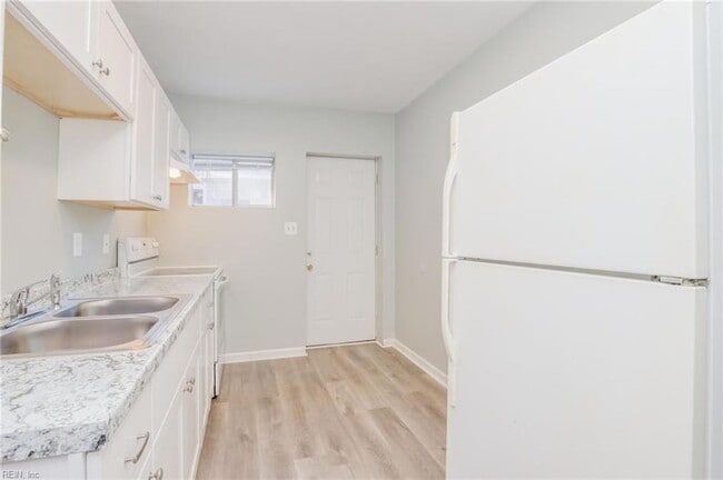 Building Photo - 1447 W 40th St