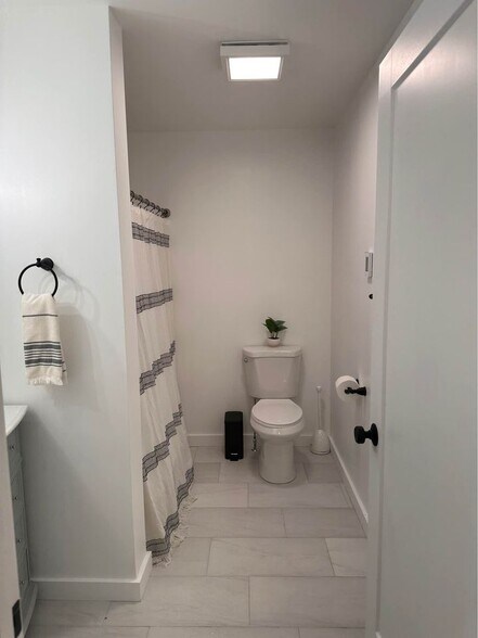 full bath - 137 Lebanon Rd