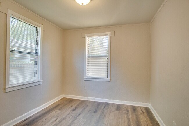 Building Photo - Central Pensacola 2BR Home with Fenced Yard, Updated Interior & Immediate Availability