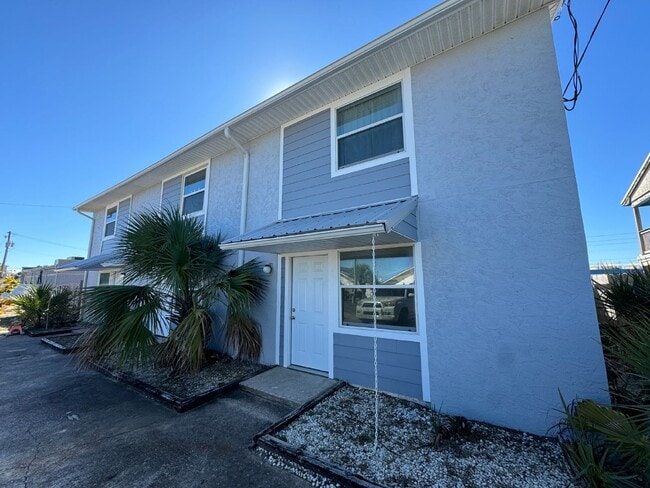 Building Photo - "Coastal Comfort Awaits: Charming 2-Bed Retreat on Beach Drive, Panama City Beach!"
