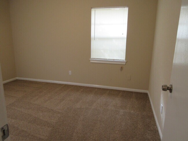 Building Photo - 714 Cherry Valley Dr
