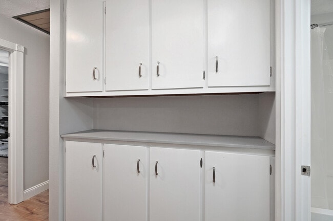 Building Photo - 2422 S Kickapoo Ave