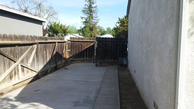 Building Photo - Recently updated home with modern amenitie...